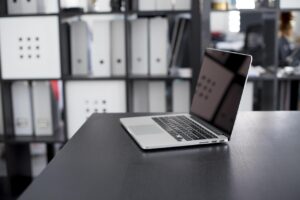 Visuele weergave van een sterke IT-infrastructuur met netwerken, cloud-oplossingen en beveiligingssystemen voor bedrijfsvoeri